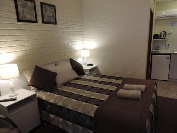 Standard Room, Non Smoking, Kitchenette (Queen Room) | Iron/ironing board, free WiFi, wheelchair access - Bondi Motel (Moree)