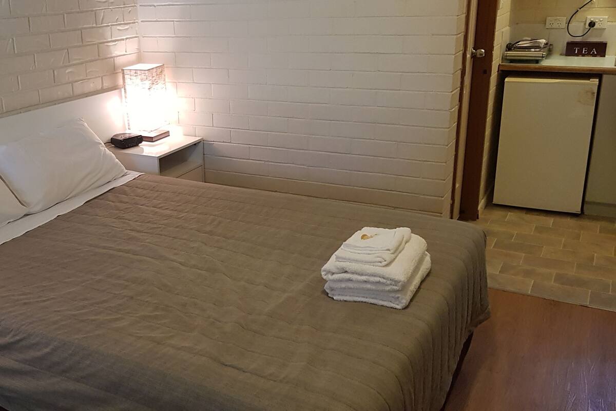 Standard Room, Non Smoking, Kitchenette (Queen Room) | Iron/ironing board (on request), free WiFi