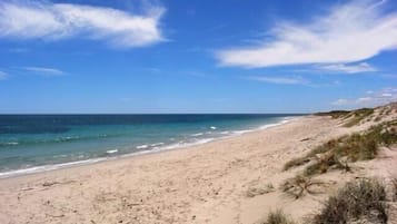 Na praia, areia branca 