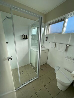 Chambre exécutive, non-fumeur (Executive Twin) | Salle de bain | Douche, séchoir à cheveux, serviettes fournies