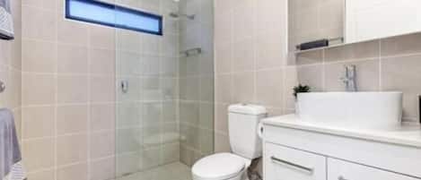 Ducha, secador de pelo, toallas