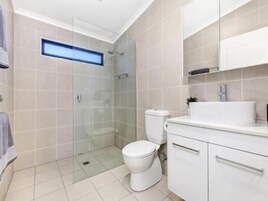 Ducha, secador de pelo, toallas