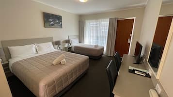 Executive Room, Non Smoking (Executive Twin) | Iron/ironing board, free WiFi, bed sheets