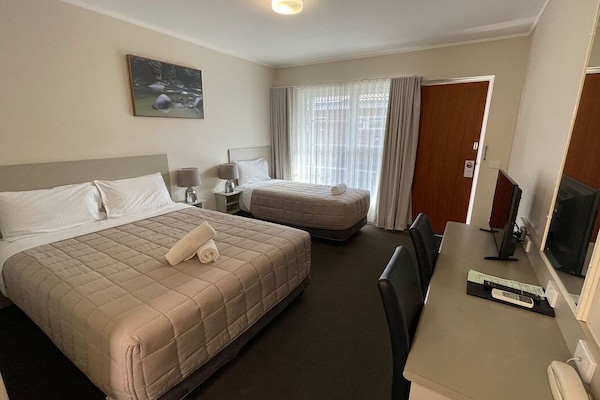 Executive Room, Non Smoking (Executive Twin) | Iron/ironing board, free WiFi, bed sheets