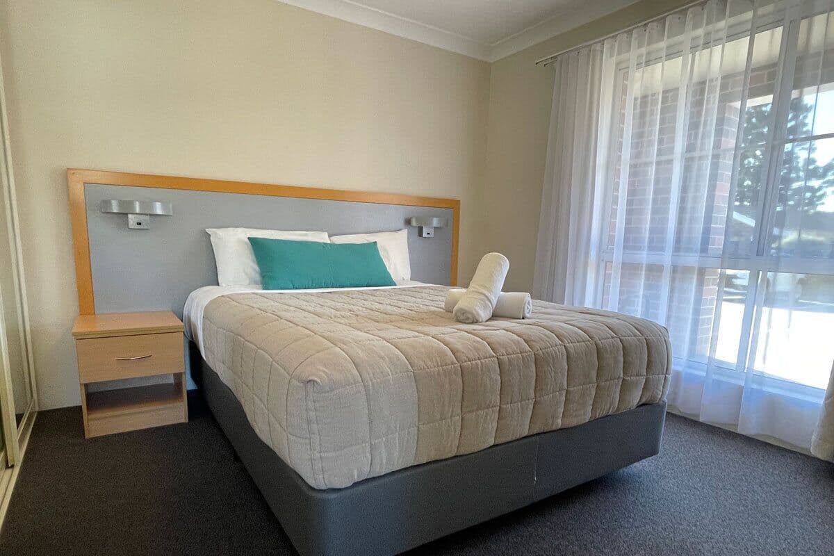 Standaard suite, 2 slaapkamers, niet-roken, keuken | Een strijkplank/strijkijzer, gratis wifi, beddengoed