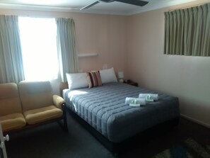 Business-Zimmer, 1 Queen-Bett | Verdunkelungsvorhänge, schallisolierte Zimmer, Bügeleisen/Bügelbrett