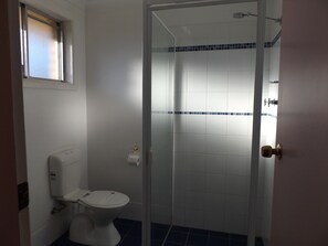Standard Double or Twin Room, Non Smoking (Double 7) | Bathroom | Free toiletries, hair dryer, towels - Civic Motel (Grafton)