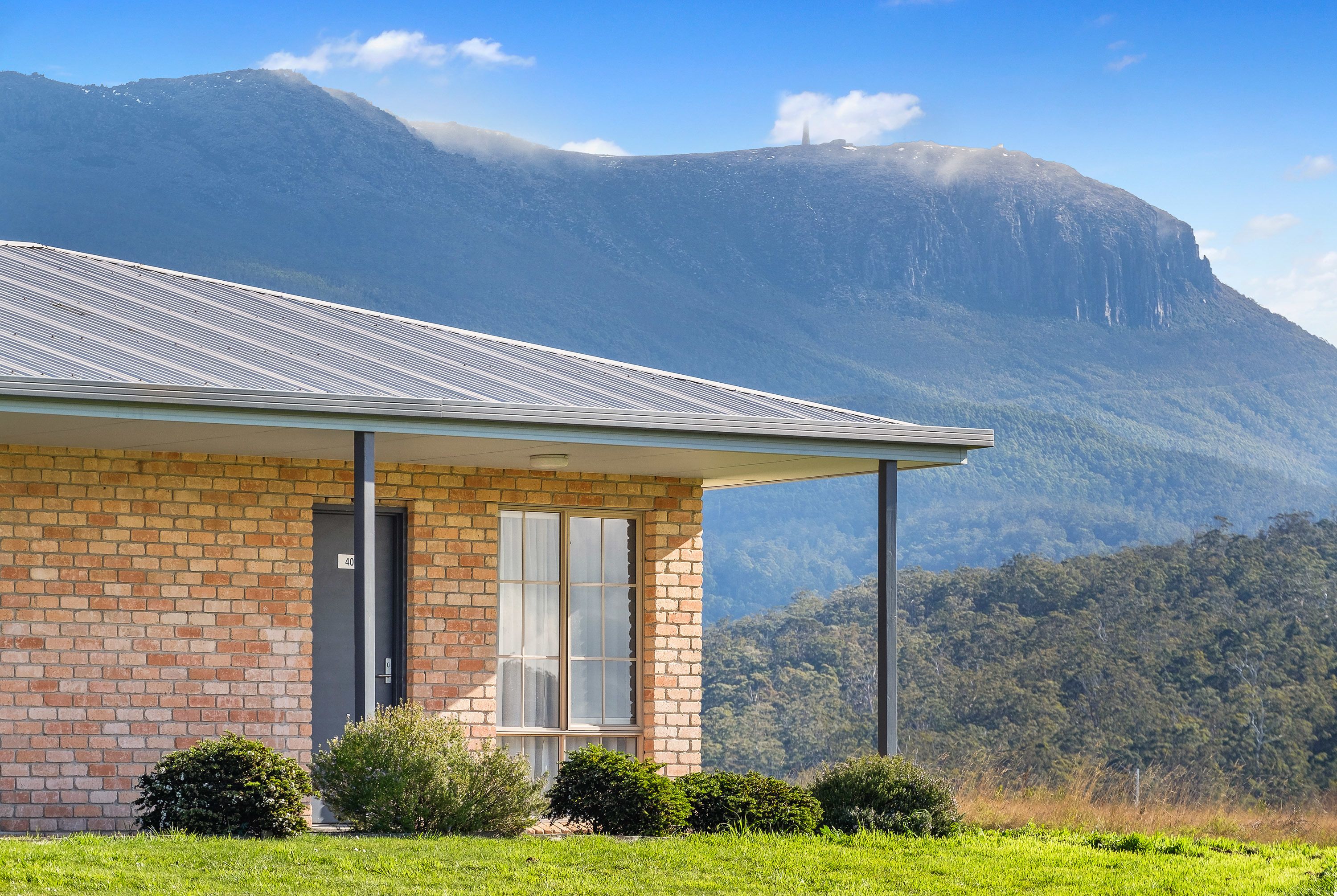 ميني بار ومكواة/لوح كي وواي فاي مجانًا وملاءات أسرّة