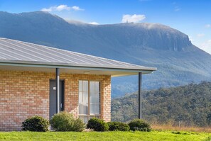 Minibar, tabla de planchar con plancha, wifi gratis y ropa de cama 