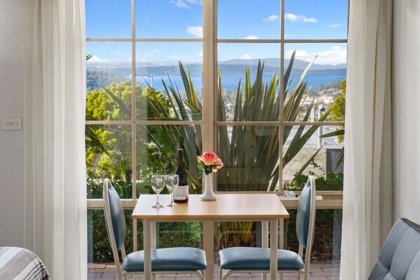 Minibar, tabla de planchar con plancha, wifi gratis y ropa de cama 