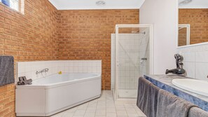 Deluxe Room, Non Smoking, Kitchenette (Deluxe Spa Suite) | Desk, iron/ironing board, free WiFi, wheelchair access