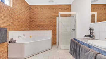 Quarto luxo, para não fumantes, cozinha americana (Deluxe Spa Suite) | Escrivaninha, ferros/tábuas de passar roupa, Wi-Fi de cortesia