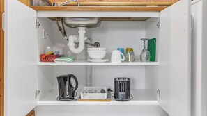 Frigorífic, microones, cafetera i tetera i bullidora elèctrica 