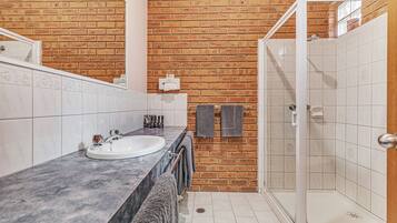 Produtos de toalete grátis, secador de cabelo, toalhas de banho