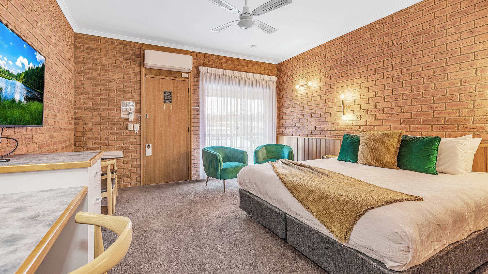 Deluxe Room, Non Smoking, Kitchenette (Deluxe Spa Suite) | Desk, iron/ironing board, free WiFi, wheelchair access