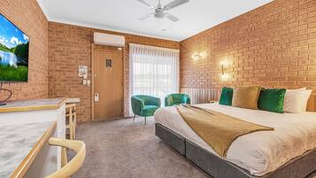 Quarto luxo, para não fumantes, cozinha americana (Deluxe Spa Suite) | Escrivaninha, ferros/tábuas de passar roupa, Wi-Fi de cortesia