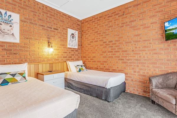 Desk, iron/ironing board, free WiFi, wheelchair access