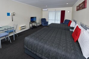 Coffres-forts dans les chambres, bureau, fer et planche à repasser
