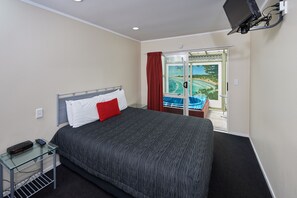 Standaard suite, 1 slaapkamer, niet-roken, keuken (Spa Pool) | Een kluis op de kamer, een bureau, een strijkplank/strijkijzer