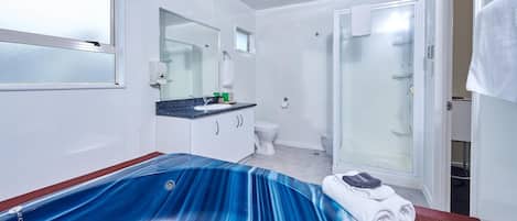 Dusche, Haartrockner, Handtücher