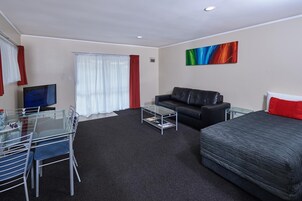 客房内保险箱、办公桌、熨斗/熨衣板、免费 WiFi