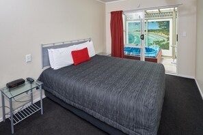 In-room safe, desk, iron/ironing board, free WiFi - Livingston Motel (Whakatane)