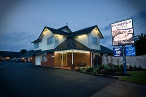 A motel with a sign advertising private spa pools and a 'No Vacancy' sign. - Livingston Motel (Whakatane)