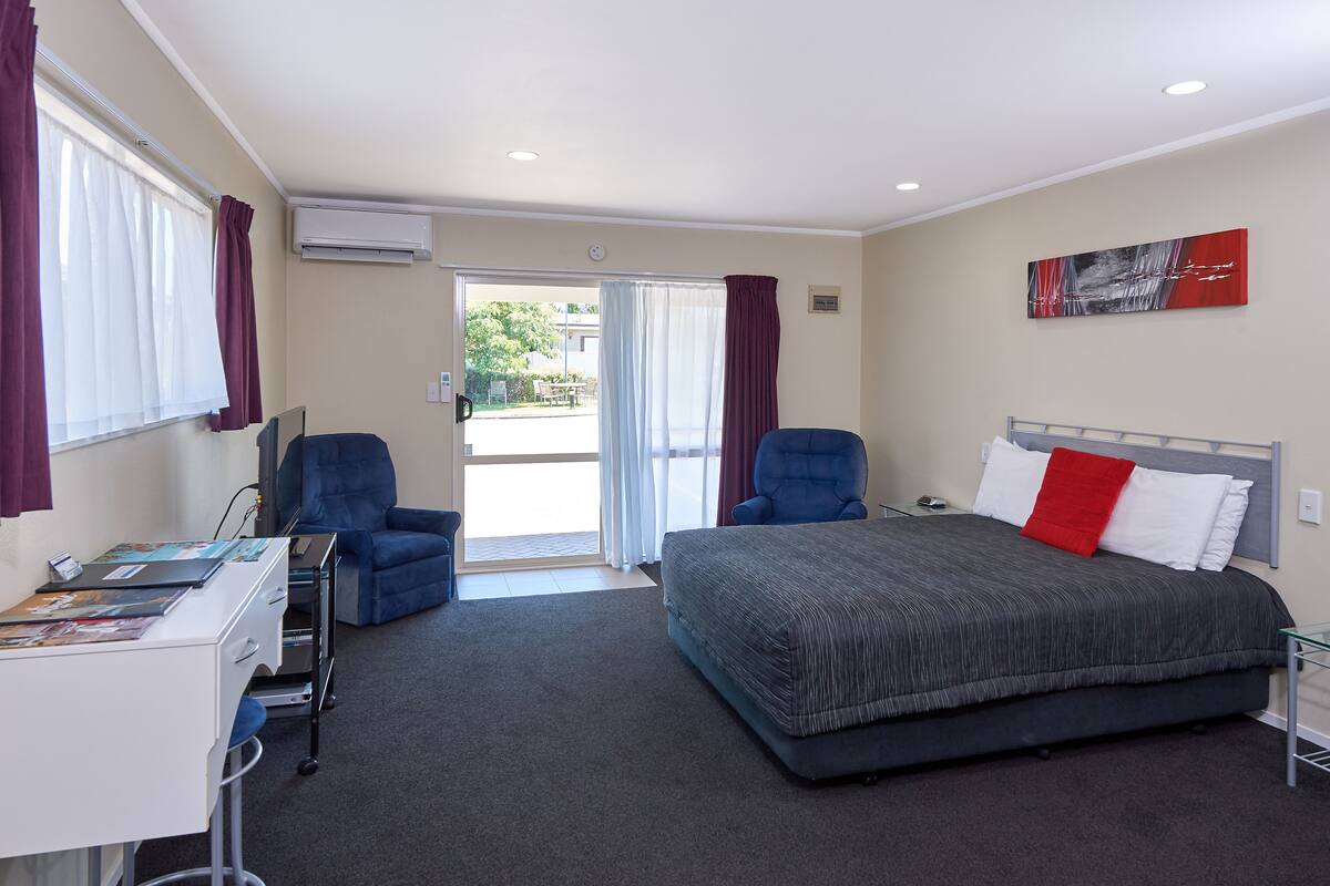 Studio with Bath | In-room safe, desk, iron/ironing board, WiFi (free)