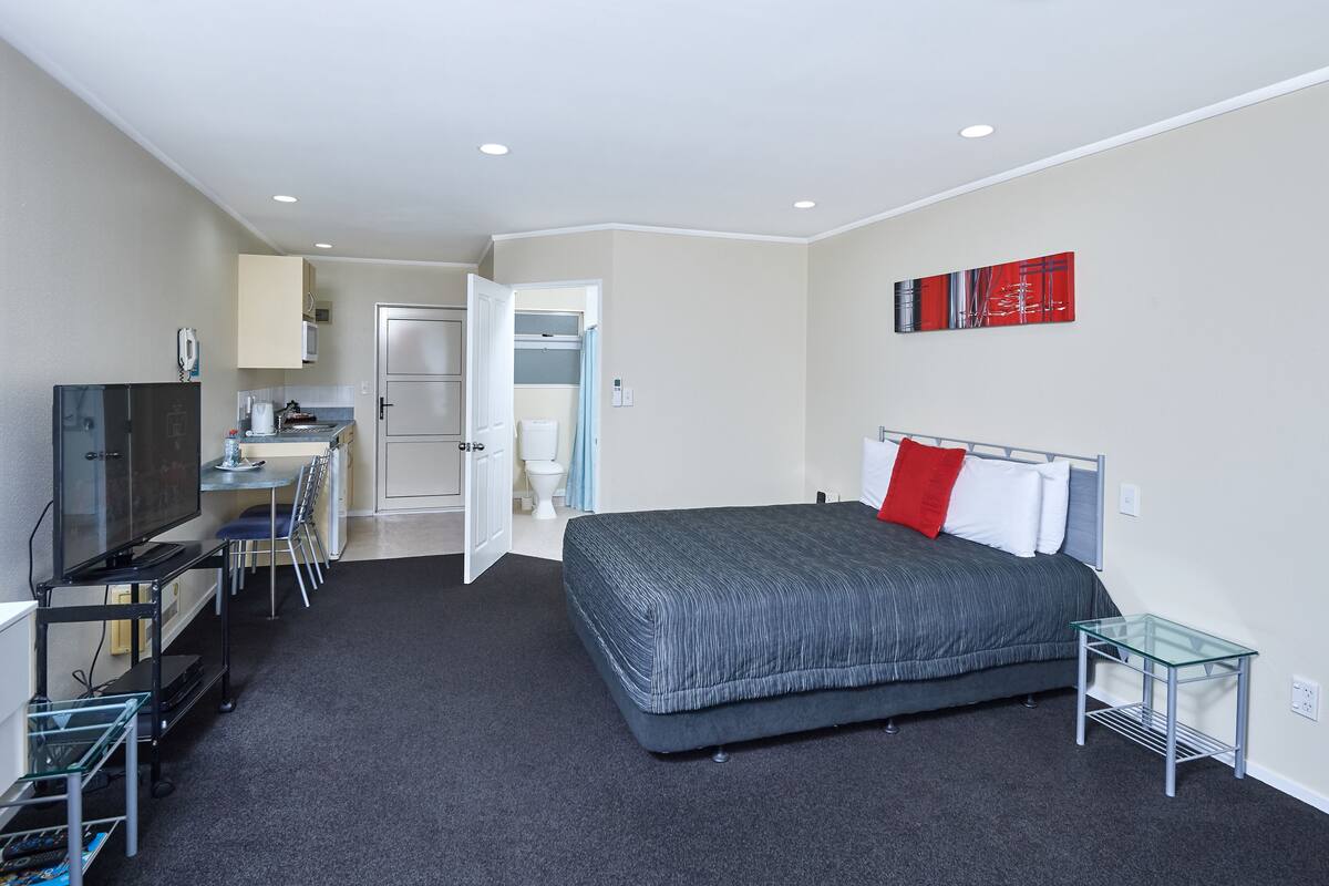 Standard Studio, Non Smoking, Kitchenette | In-room safe, desk, iron/ironing board, WiFi (free)
