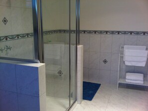 Merlot Cottage | Bathroom shower - Wild Cattle Creek Estate (Seville)
