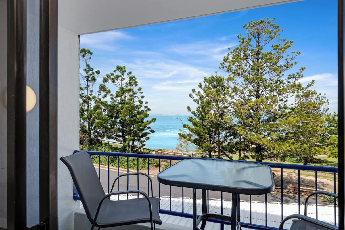 Twin Room with Ocean View | Individually furnished, iron/ironing board, bed sheets