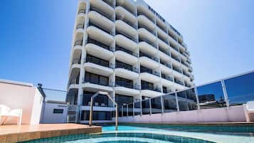 Ameublement personnalisé, fer et planche à repasser, draps fournis