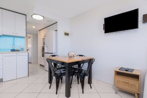Family Room with Ocean View | Individually furnished, iron/ironing board, free WiFi, bed sheets - Bayview Tower (Yeppoon)