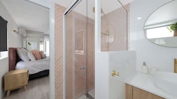Luna Blu - Property Adjacent | Bathroom | Shower, hair dryer, towels