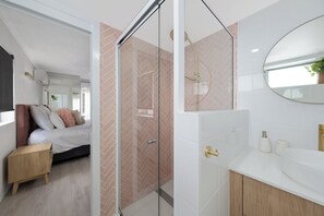 Luna Blu - Property Adjacent | Baño | Regadera, secadora de cabello, toallas 