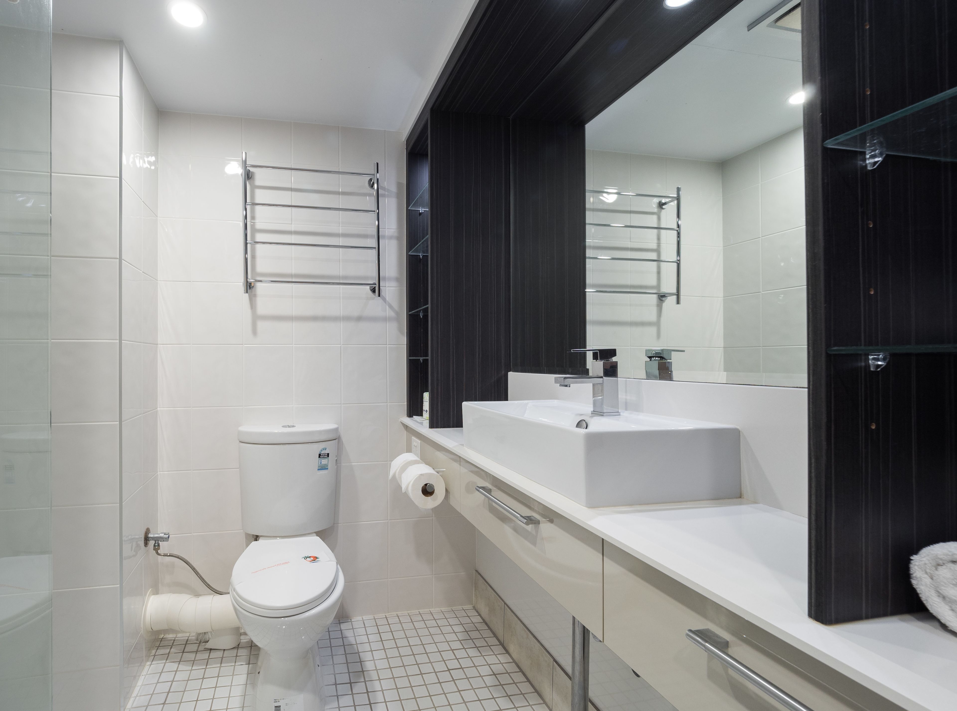 Douche, sèche-cheveux, serviettes fournies