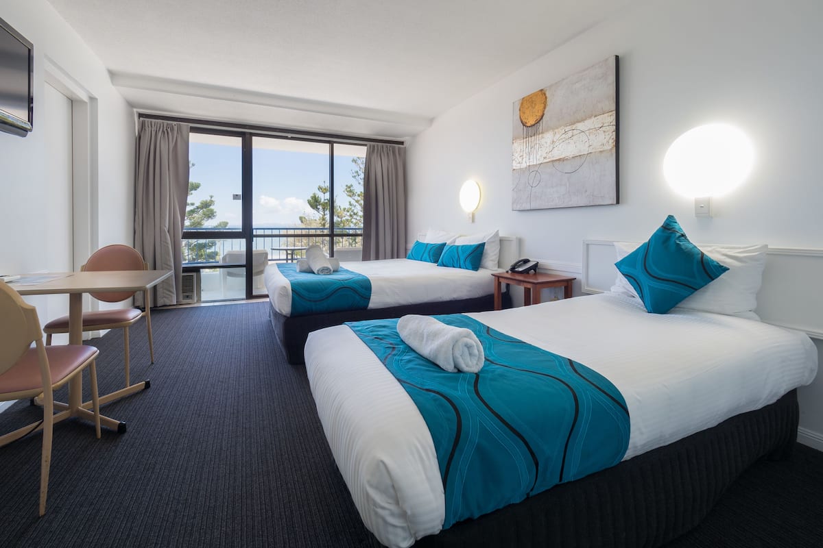 1 chambre, ameublement personnalisé, fer et planche à repasser