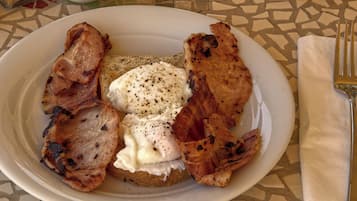 Une assiette avec des toasts, des œufs brouillés et du bacon.