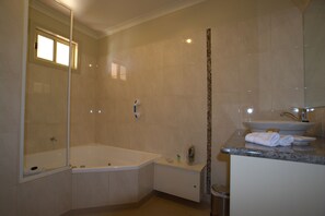 Standard Suite, 1 King Bed, Non Smoking, Balcony | Bathroom | Free toiletries, hair dryer, towels - Milawa Muscat Retreat B&B (Milawa)