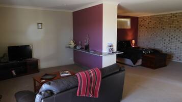 Standaard suite, 1 slaapkamer, niet-roken, balkon (Spa Room) | Woonruimte | Een flatscreentelevisie en een dvd-speler