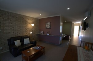 Suíte standard, 1 cama King, para não fumantes, sacada | Área de estar | TV de tela plana, DVD player