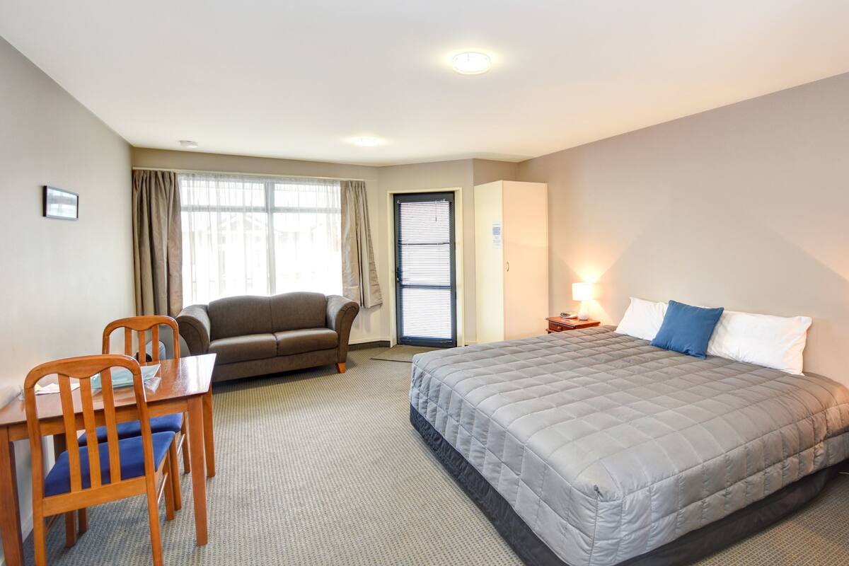 Executive Studio with Spa  | Soundproofing, iron/ironing board, WiFi (free), bed sheets