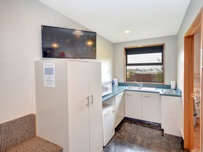 Lemari es, microwave, kompor, dan ketel listrik