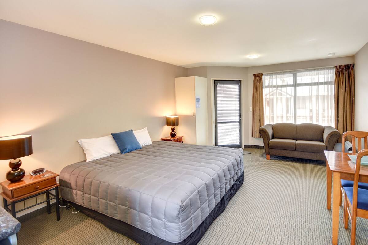 Executive Studio | Soundproofing, iron/ironing board, WiFi (free), bed sheets