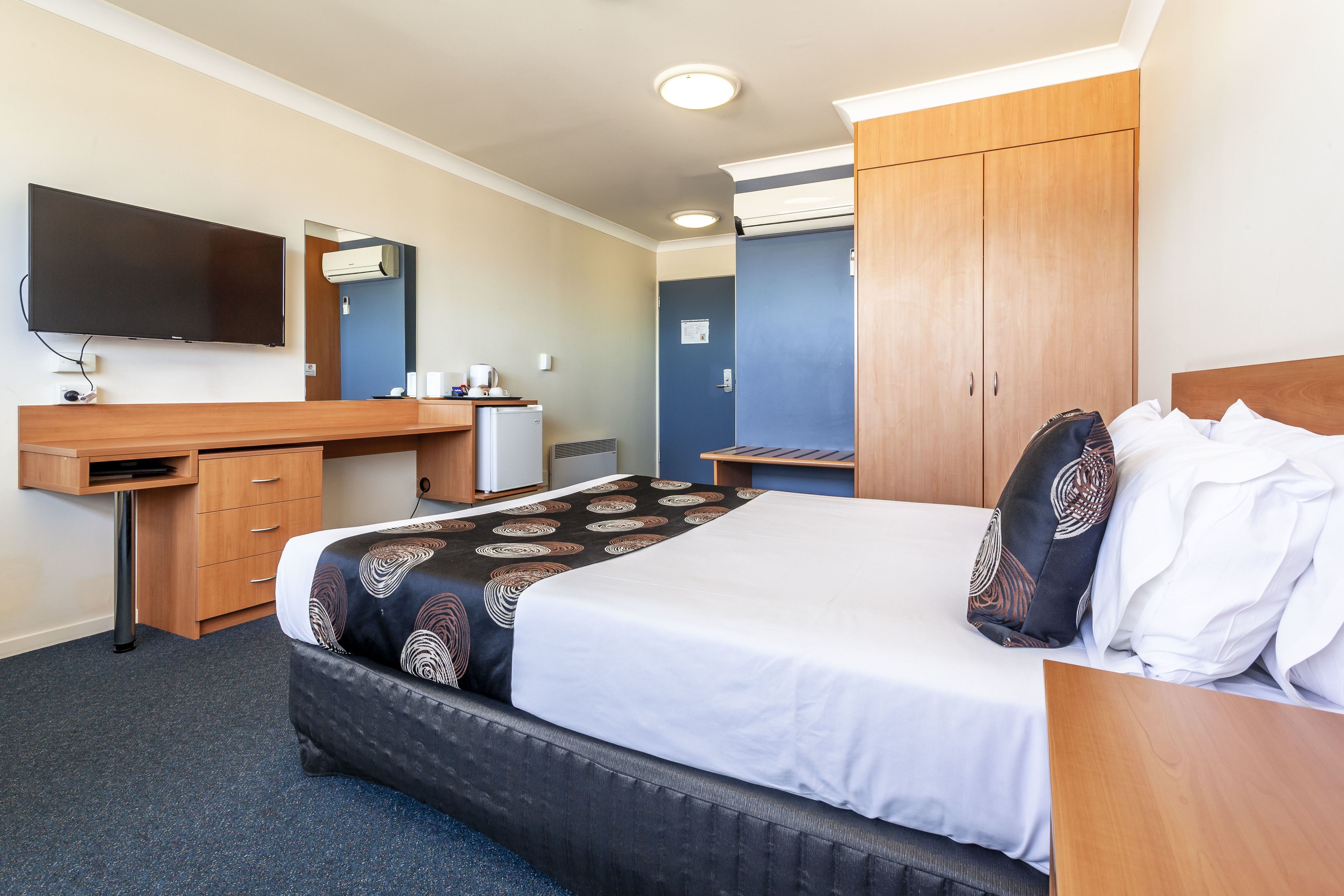 king suite | 1 bedroom, iron/ironing board, free wifi, bed sheets