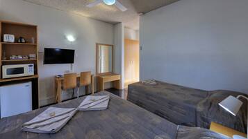 Standaard kamer, niet-roken | Luxe beddengoed, pillowtop-bedden, een bureau