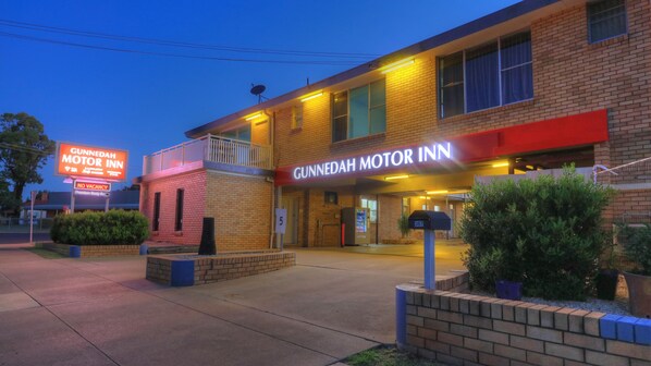 A motel with a prominent sign reading "Gunnedah Motor Inn" and a "NO VACANCY" sign.