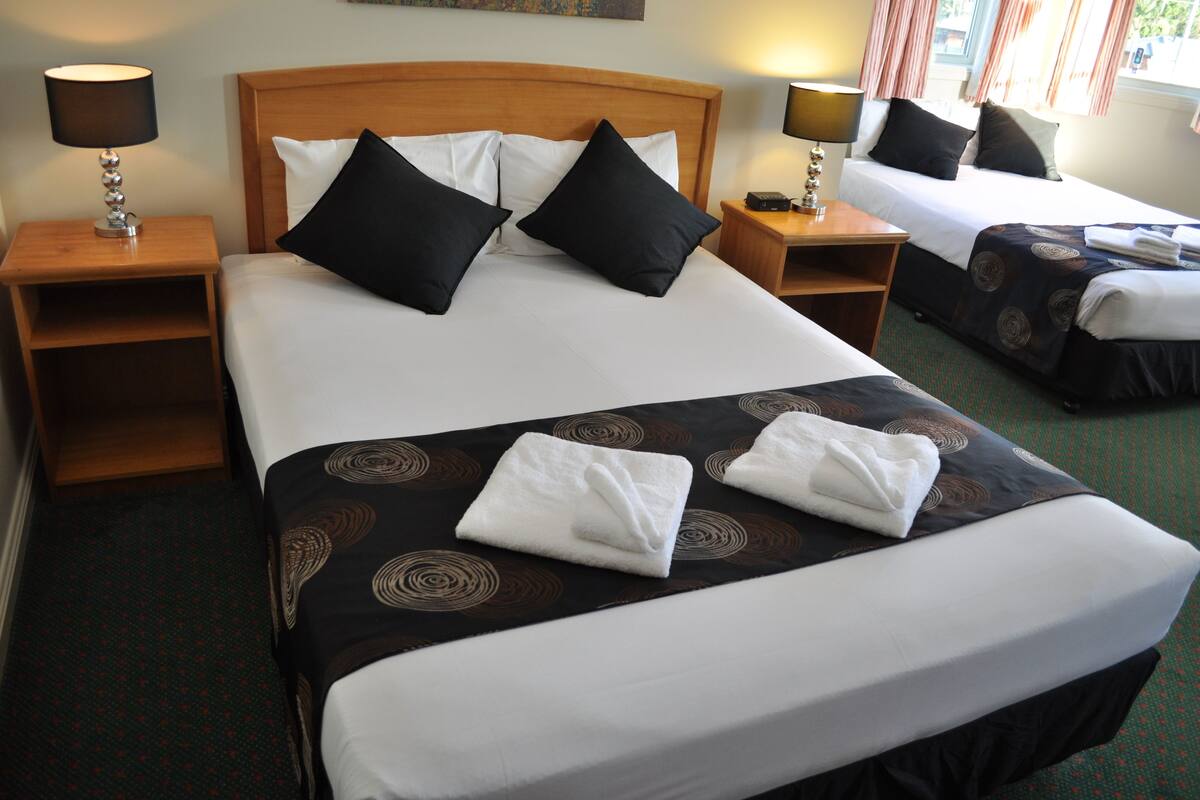 family room | desk, free wifi, bed sheets, wheelchair access