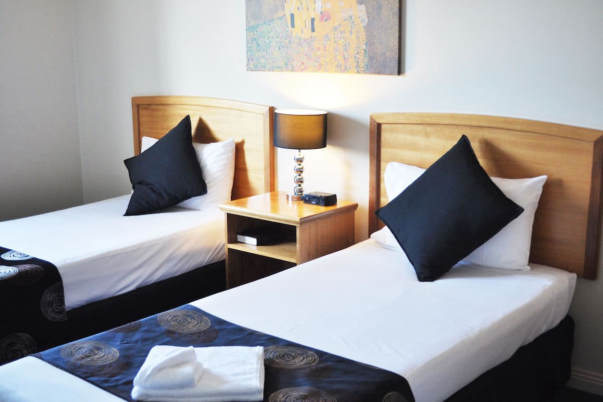 Chambre Standard, non-fumeurs (Twin Room) | Bureau, Wi-Fi gratuit, draps fournis