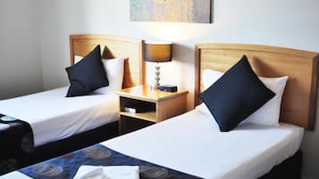 Standard-herbergi - reyklaust (Twin Room) | Skrifborð, ókeypis þráðlaus nettenging, rúmföt, aðgengi fyrir hjólastóla